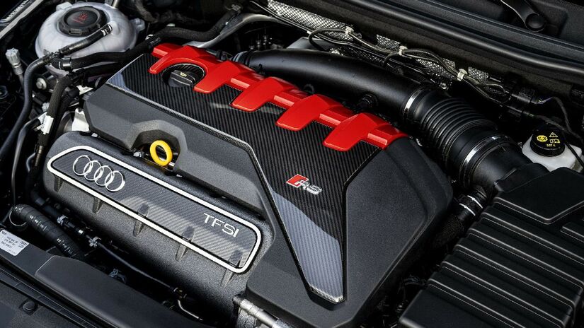 RS 3 é equipado com motor 2.5 TFSI (turbo) de cinco cilindros, que desenvolve 400 cavalos de potência;