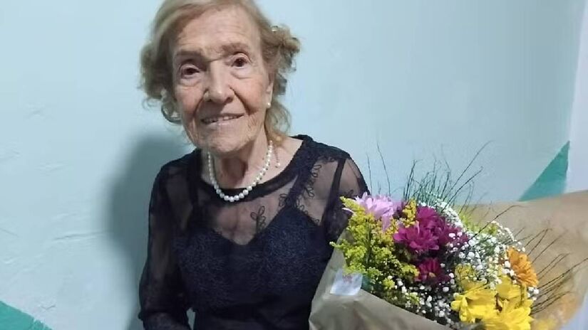 Iolanda ganhou um buquê de flores no dia da formatura. Imagem: Arquivo pessoal