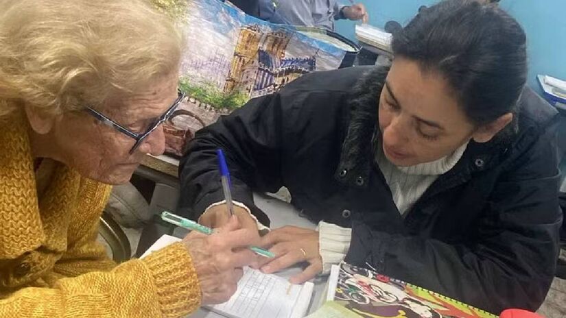 A estudante aprendeu a escrever o nome e sobrenome aos 85 anos.  Imagem: Arquivo pessoal