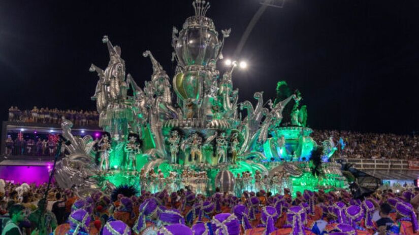 Atual bicampeã do carnaval paulistano, a Mocidade Alegre foi a terceira agremiação a desfilar no sábado de carnaval no Grupo Especial. 
Divulgação/Rebeca Schumacker