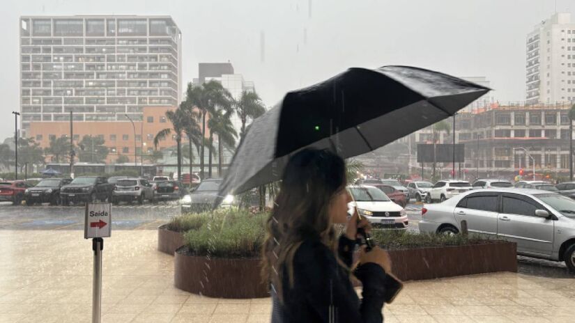 Cliente em frente ao shopping no momento do vendaval. Foto: Isabela Alves