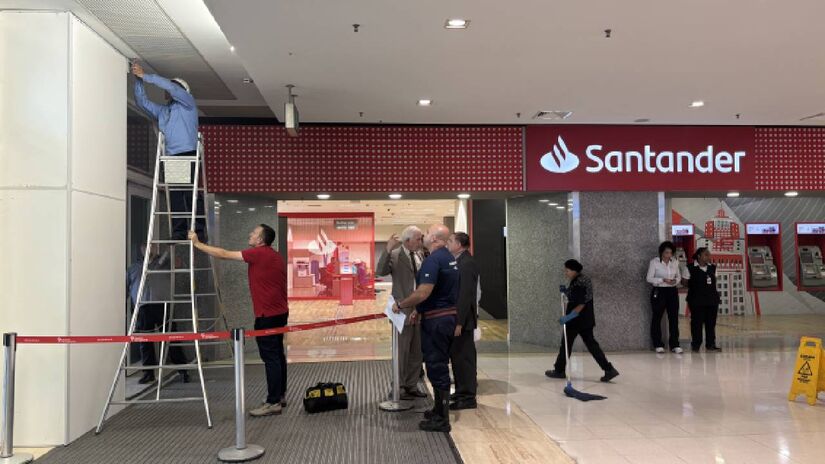 Funcionários do Shopping Ibirapuera realizam conserto após queda de parede. Foto: Isabela Alves