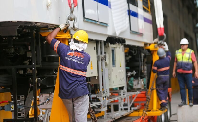 No pátio, os vagões do novo trem foram retirados das carretas e colocados nas vigas/Divulgação/Governo de São Paulo