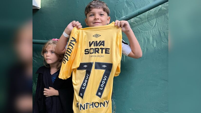 Anthony com camisa do goleiro Brazão.

/Foto: Divulgação