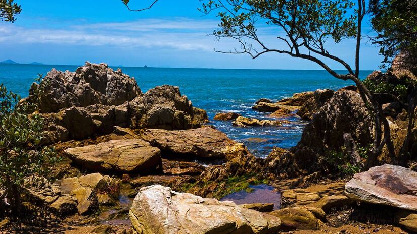 Formações rochosas é um dos charmes da Praia da Paciência. Foto: Marcello Sokal/PMP