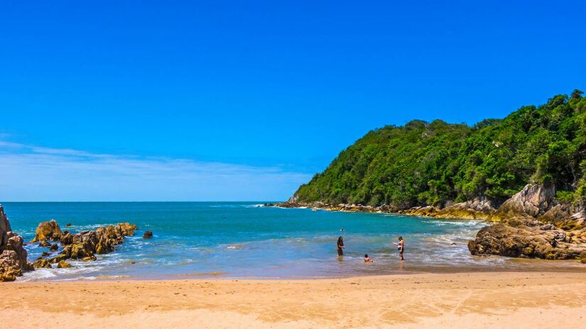 Praia fica aos pés do Pico da Vigia e se chega por estrada de chão. Foto: Pico da Vigia 