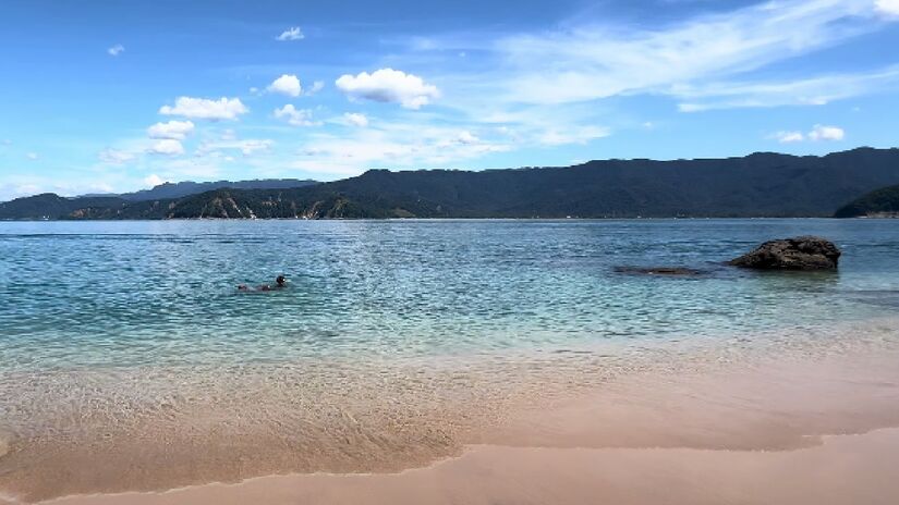 Para visitar a Ilha dos Gatos, os melhores pontos de partida são a Praia de Camburi, Praia de Boiçucanga e a Praia da Barra do Una, as três com ampla oferta de tours - (Reprodução/Youtube)