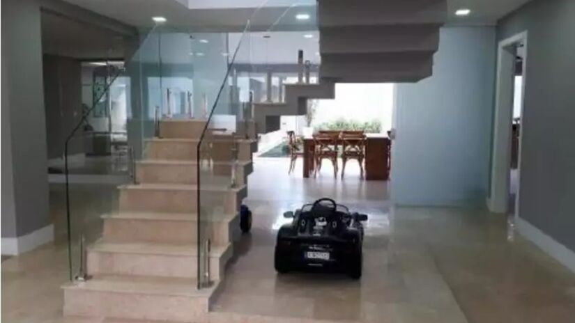 Casa de dois andares e varanda possui 376,29 m&#xB2; de área construída.

/Foto: Divulgação