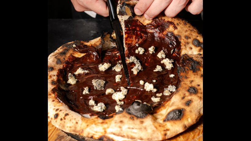 Pizza Doce possui mix de chocolate belga e queijo azul da Mantiqueira paiolzinho.

/Foto: Divulgação