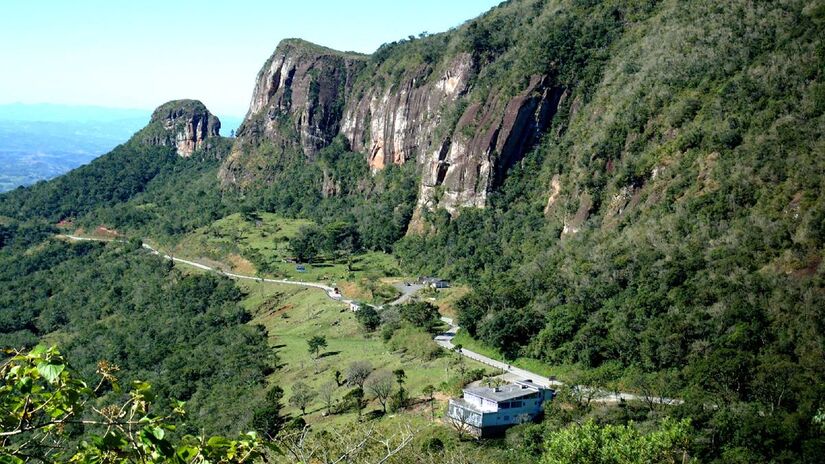 Esta estrada sinuosa e deslumbrante foi recentemente reconhecida como "Carretera Asombrosa" (Estrada Espetacular) em uma enquete promovida por uma revista espanhola, reforçando sua relevância turística e paisagística. Foto: Wikimedia Commons