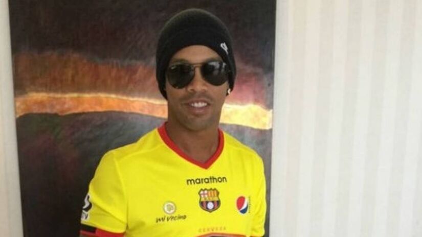 No dia 29 de janeiro de 2016, a equipe enfrentou a Universidad de San Martín, do Peru. O primeiro grande jogador convidado foi o "rei do rolê aleatório": Ronaldinho Gaúcho, um dos brasileiros que já venceram a Bola de Ouro - (Divulgação/Barcelona SC)