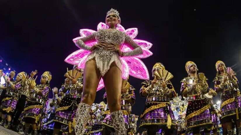 Momentos do desfile da Rosas de Ouro, campeã do Carnaval de 2025 em São Paulo - (Paulo Pinto/Agência Brasil)