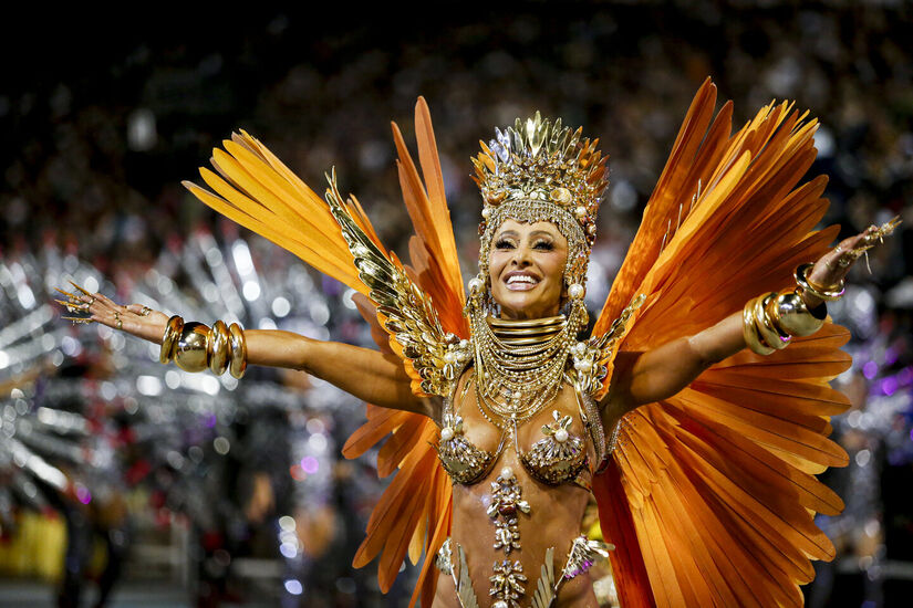 Sabrina Sato, empolgada, durante o desfile na Gaviões/Paulo Pinto/Agência Brasil