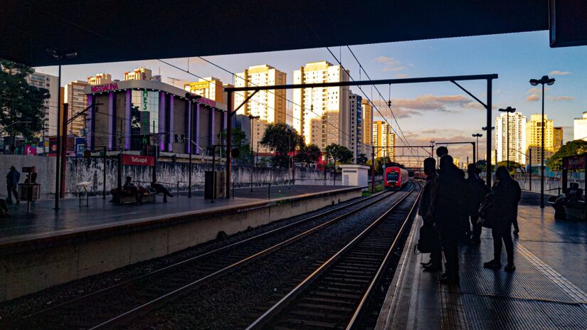 O bairro conta com duas estações de metrô na Linha 3-Vermelha (Tatuapé e Carrão) e acesso facilitado às principais vias da cidade, como a Radial Leste e a Marginal Tietê, além das rodovias Presidente Dutra e Ayrton Senna. Foto: Wikimedia Commons