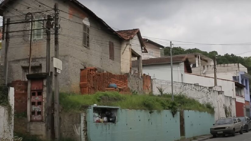 Morar em Vila Amélia é descrito como bom, tranquilo e sossegado, com a ausência de ruídos e movimentação intensa, mesmo à meia-noite. A tranquilidade compensa algumas dificuldades, como a falta de comércio próximo.