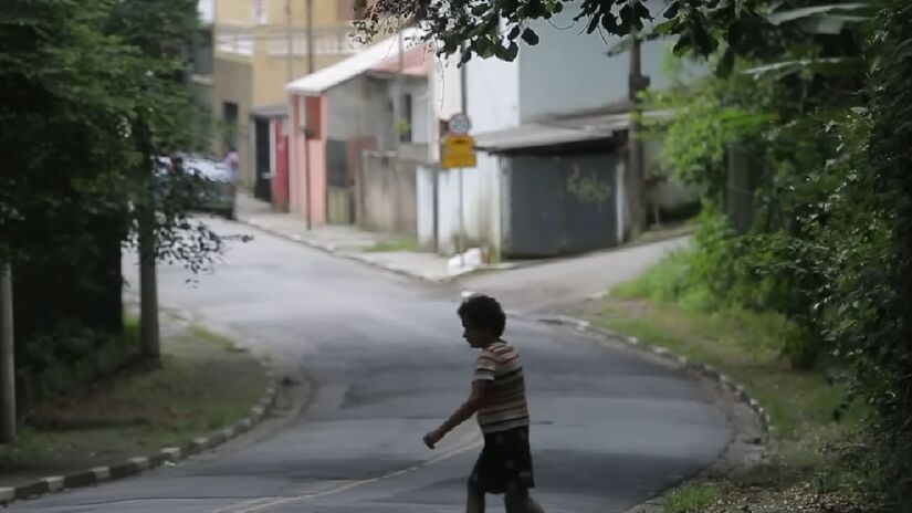 O bairro é caracterizado por um certo isolamento, estando cercado pela linha férrea, um braço do Rio Tietê, empresas e a USP Leste, sem acesso facilitado para a comunidade. Essa localização peculiar faz com que os moradores se sintam isolados nessa "ilha".