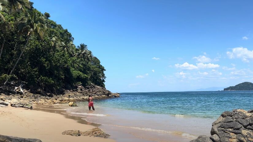 O local serve também como ponto de parada de barcos, lanchas e escunas que fazem a rota de passeios pelas ilhas de São Sebastião. Os turistas que a visitam, em geral, amam a experiência, classificando o local como um verdadeiro "presente da natureza" - (Reprodução/Youtube)