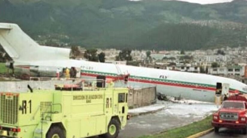 O avião que levaria toda a delegação corintiana para casa caiu após levantar voo, acabou pegando fogo e saiu da pista do aeroporto local, quase ocasionando na morte de todos - (Reprodução/DGAC do Equador)