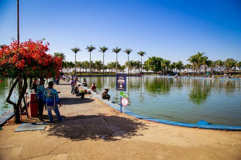 Parque Maeda disponibiliza passaguá e tapete de segurança para garantir o manuseio adequado dos peixes. Foto: Divulgação