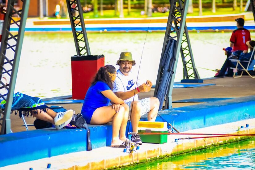 No tanque 4, os participantes pescam lambaris e tilápias, espécies de pequeno porte que possibilitam o uso de varas de bambu. Foto: Divulgação