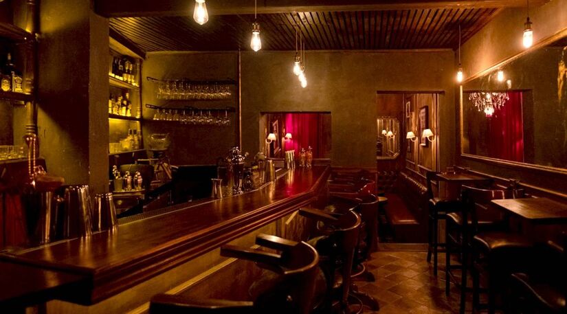 Frigobar Speakeasy fica dentro de uma passagem secreta. Foto: Divulgação/Frigobar Speakeasy