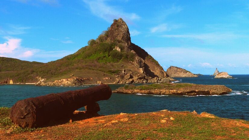 A Praia do Sueste, em Fernando de Noronha, é um santuário para tubarões-tigre e tubarões-limão, onde o turismo é restrito para preservar o habitat dessas espécies ameaçadas. Foto: Wikimedia Commons