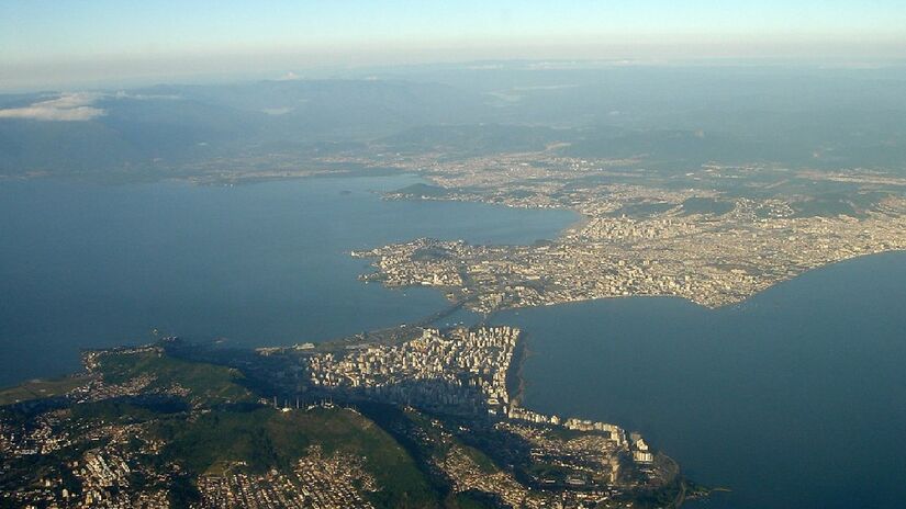 Toda a cidade de Florianópolis corre o risco de desaparecer com o nível do mar aumentando. Imagem: Mariordo/Wikimedia Commons
