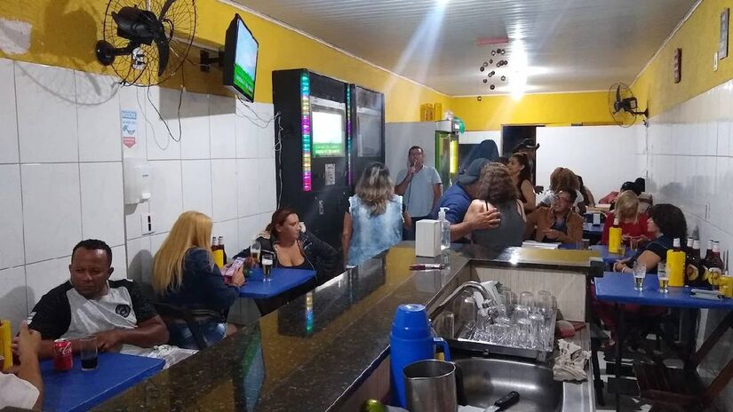 Localizado no Grajaú, no extremo-sul de São Paulo, o público canta no Karaokê e Bar do Luiz por meio de fichas de R$ 2. Foto: Divulgação