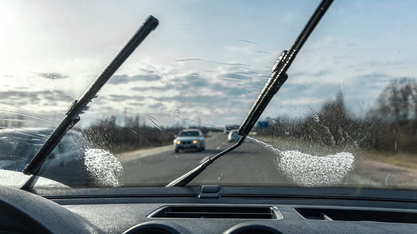 Ele também é importante para evitar reflexos que possam distrair o motorista