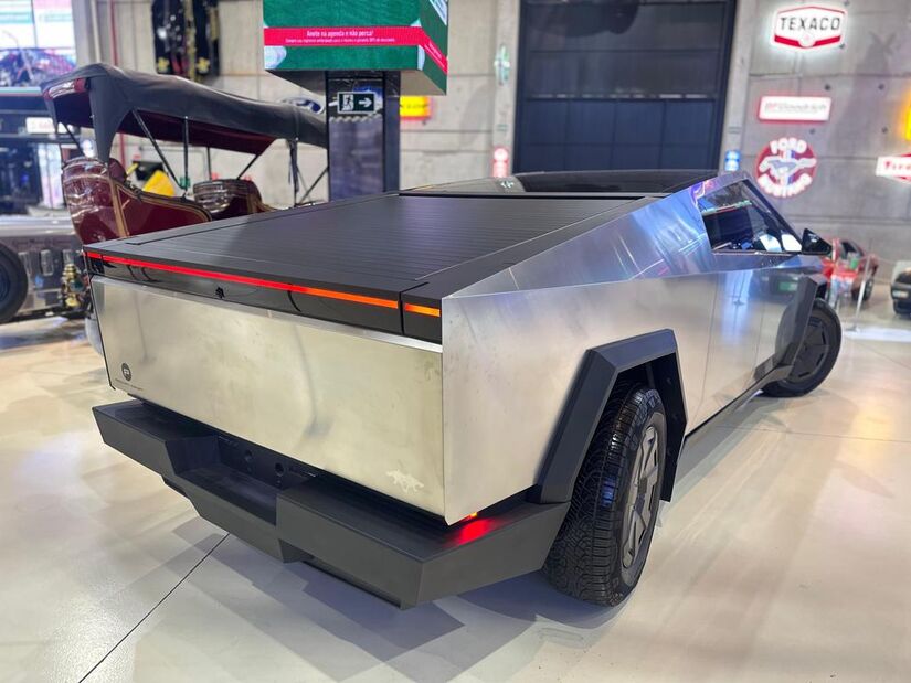 Com capacidade para 5 pessoas, tem tração 4x4 e modo off-road, que eleva a altura em relação ao solo de 20,1 cm para 40,6 cm. Foto: Allex Lourenço/Divulgação