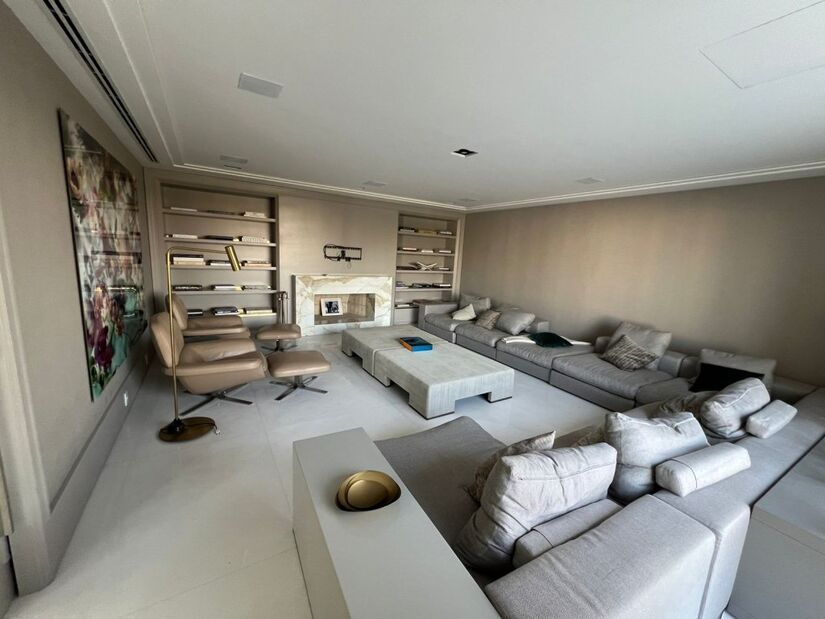 Apartamento tem seis suítes com piso em madeira Cumaru, varandas privativas, closets e banheiros em mármore Carrara.