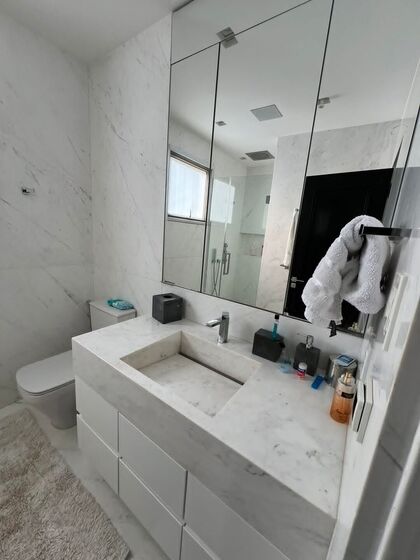 Cada suíte tem sua varanda privada com closet e banheiros em mármore Carrara. 