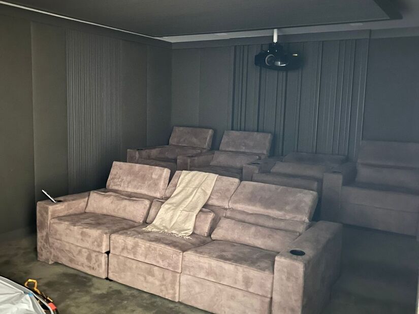 Local também possui hall de entrada em mármore Sivec, sala de jantar, sala de estar, sala da lareira, escritório, family room com varanda, dois lavabos, seis suítes, todos em piso cumaru. 