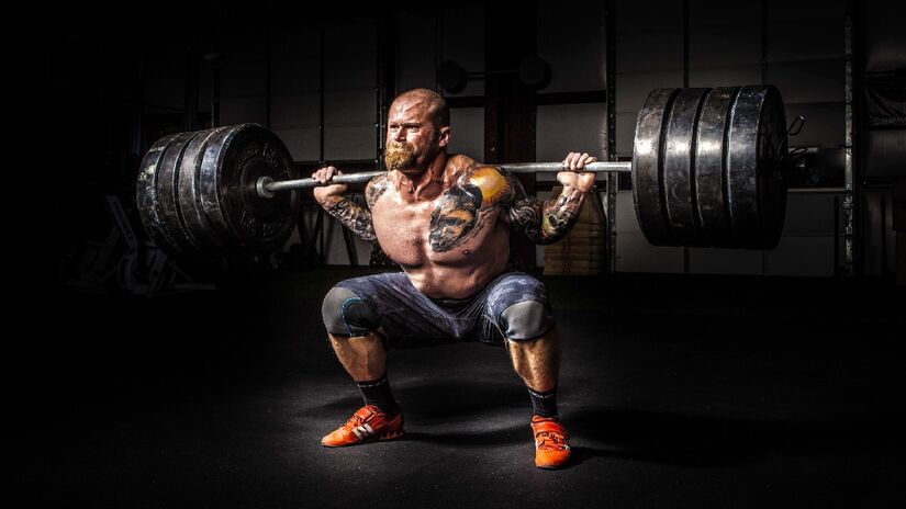 Atletas de hipertrofia ingerem muita proteína para construir mais massa muscular. Imagem: PxHere