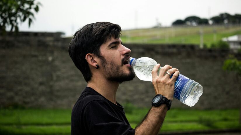 Homens jovens precisam de cerca de 4,3 litros diários, enquanto mulheres na meia-idade necessitam de aproximadamente 3,4 litros. Idosos acima de 70 anos requerem menos: 3,1 litros (homens) e 2,8 litros (mulheres). Foto: Pexels