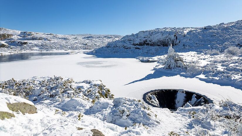 O Covão dos Conchos congela durante o inverno. Imagem: PauloSeia/Wikimedia Commons