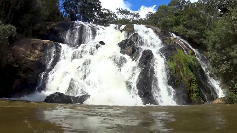Um dos municípios mineiros que marcam o local é Senador Amaral, que se destaca por ser um destino pouco explorado pelos turistas. Para relaxar, a Cachoeira Santa Rita é um dos destaques da região - (Reprodução/YouTube)