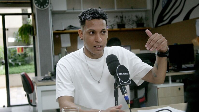 Além disso, ele conta os bastidores da negociação do Peixe pelo retorno de Neymar, no qual o jornalista foi o primeiro no mundo a anunciar o acerto - (Thiago Neme/Gazeta de S.Paulo)