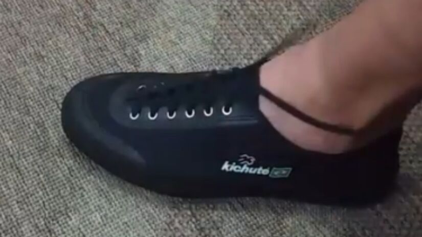 Kichute: o tênis era simples, porém muito robusto, sendo bastante resistente para a prática de esportes como futebol e vôlei. No auge do sucesso, a Kichute chegou a vencer mais de nove milhões de pares por ano, sendo um dos maiores lucros da Alpargatas - (Reprodução/YouTube)