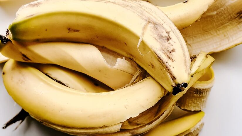 A casca de banana ajuda em tarefas do cotidiano de sua residência - (Julia Kuzenkov/Unsplash)