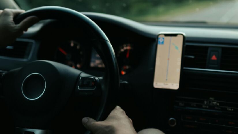 Dependendo do uso, o motorista pode cometer infração média ou gravíssima. Imagem: Maksim Goncharenok