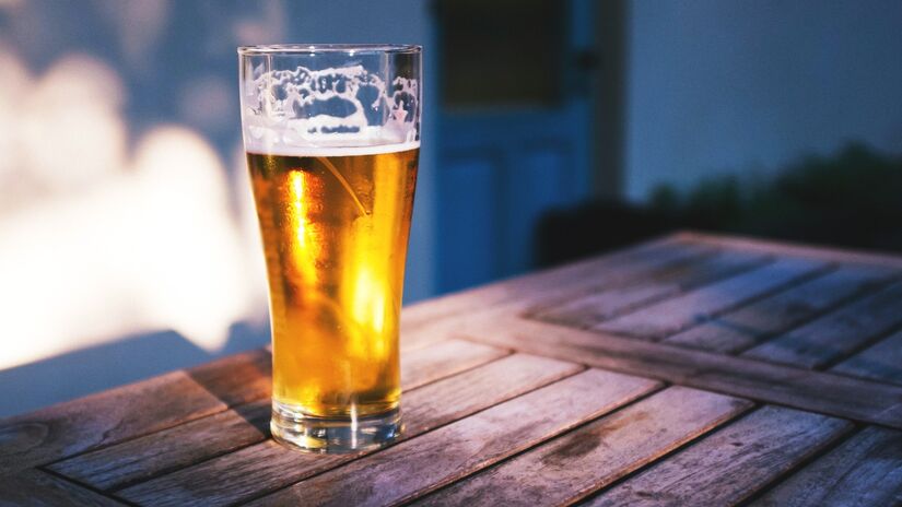A cerveja possui teor mais baixo de álcool. Imagem: PxHere.