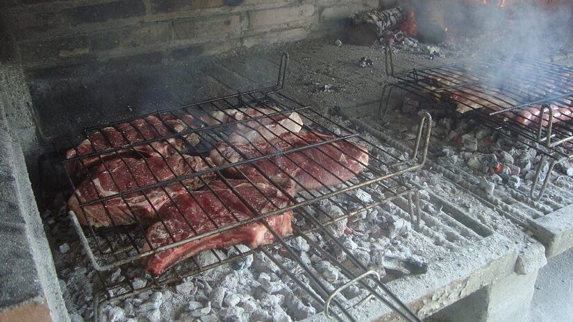Uma das técnicas para fazer churrasco consiste em separar grelha em zonas de calor. Imagem: Juan Emilio Prades Bel/Wikimedia Commons