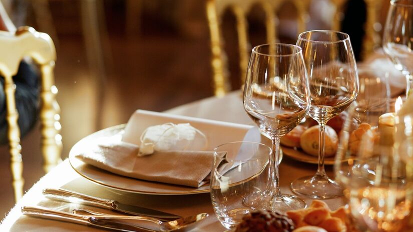 O posicionamento dos talheres tem um signifado oculto para os funcionários do restaurante (Foto: Freepik)