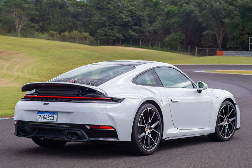 Mercado brasileiro recebe oito versões do carro produzido na Alemanha, sendo o 911 Carrera Coupé com preço de R$ 930 mil, o 911 Carrera Cabriolet e o 911 Carrera T Coupé a R$ 980 mil, o 911 Carrera T Cabriolet a R$ 1,04 milhão, o 911 Carrera GTS Coupé a R$ 1,18 milhão, o 911 Carrera GTS Cabriolet a R$ 1,23 milhão e o 911 GT3 e o 911 GT3 Pacote Touring a R$ 1,46 milhão.