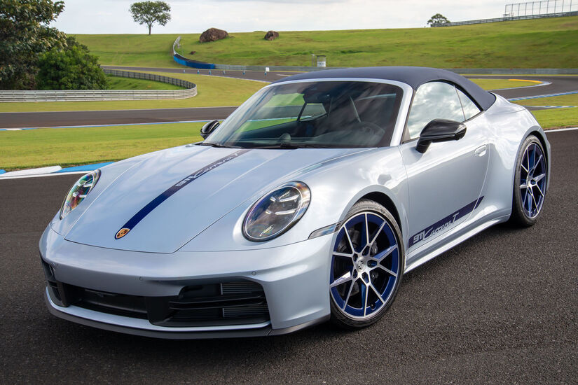 Nova geração do Porsche 911 Carrera acaba de desembarcar no Brasil.