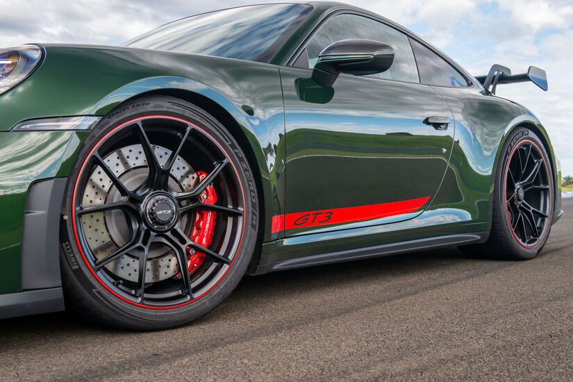 Um dos destaques da nova geração é o Carrera GTS, o primeiro 911 equipado com sistema híbrido.