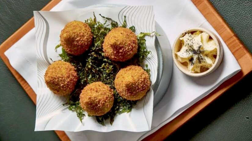 O Fahrenheit oferece coxinha de costela (R$ 35) feita com massa verde e recheio cremoso de costela, servida com espuma de Catupiry defumado.