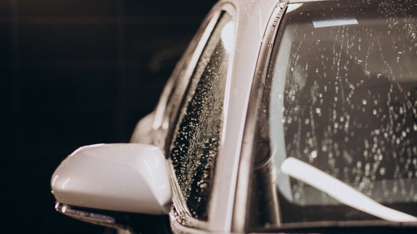 A faixa preta e as bolinhas ficam em cima da cola que fiz o para-brisa no carro (Fotos: Freepik)