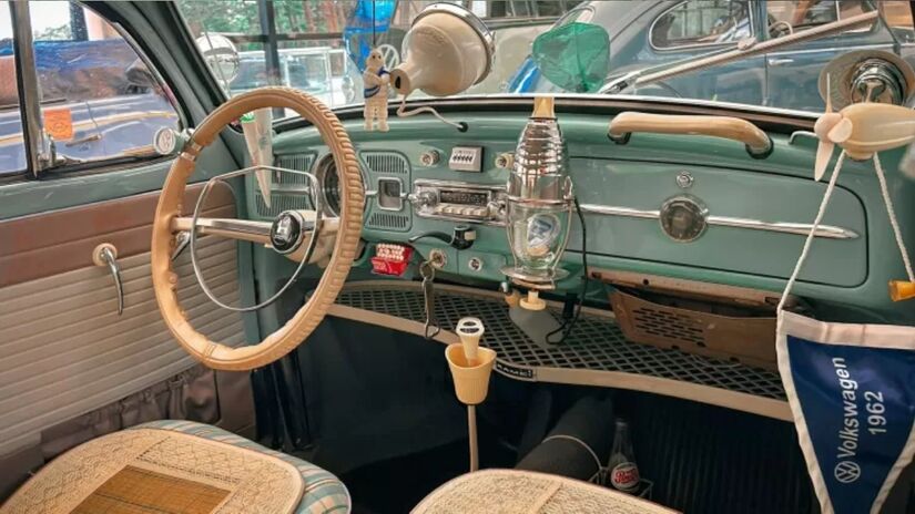 Dentro do Fusca, há uma baita estrutura que o carro pode oferecer ao seu motorista. Caso queira algum cafezinho, basta utilizar a cafeteira Paluxette, de fabricação alemã, que usa o acendedor de cigarros (que também fornece 6 volts de tensão) para aquecer a água e misturar ao pó.